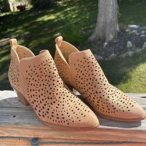 Amanda Blu Magnolia Circle - Laser Cut Ankle Boot - Sand Size 8